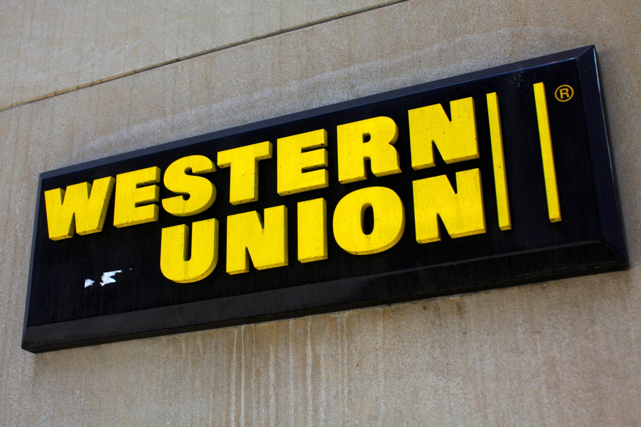 Qué requisitos se necesitan para enviar dinero por Western Union
